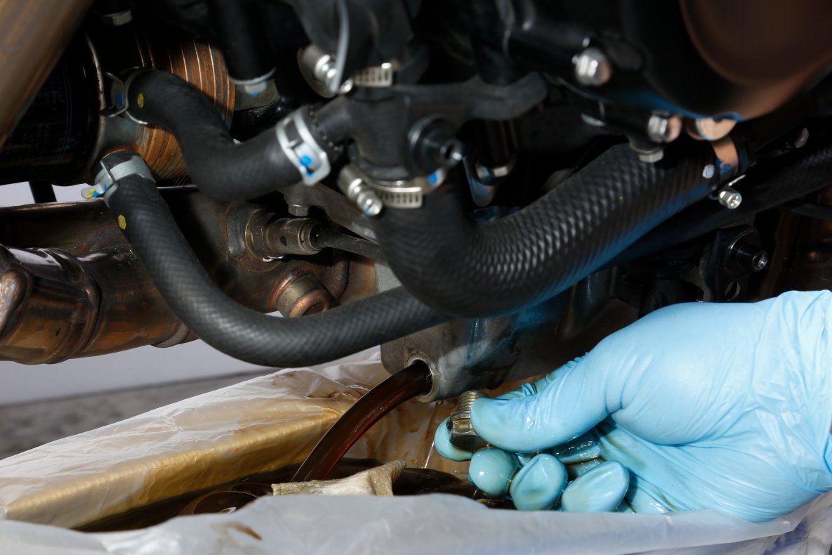 Since the drain bolt is located at the bottom part of the oil pan, the old engine oil can be securely discharged without any oil residue on the engine. The waste oil collecting pan is placed well ahead of the drain bolt.