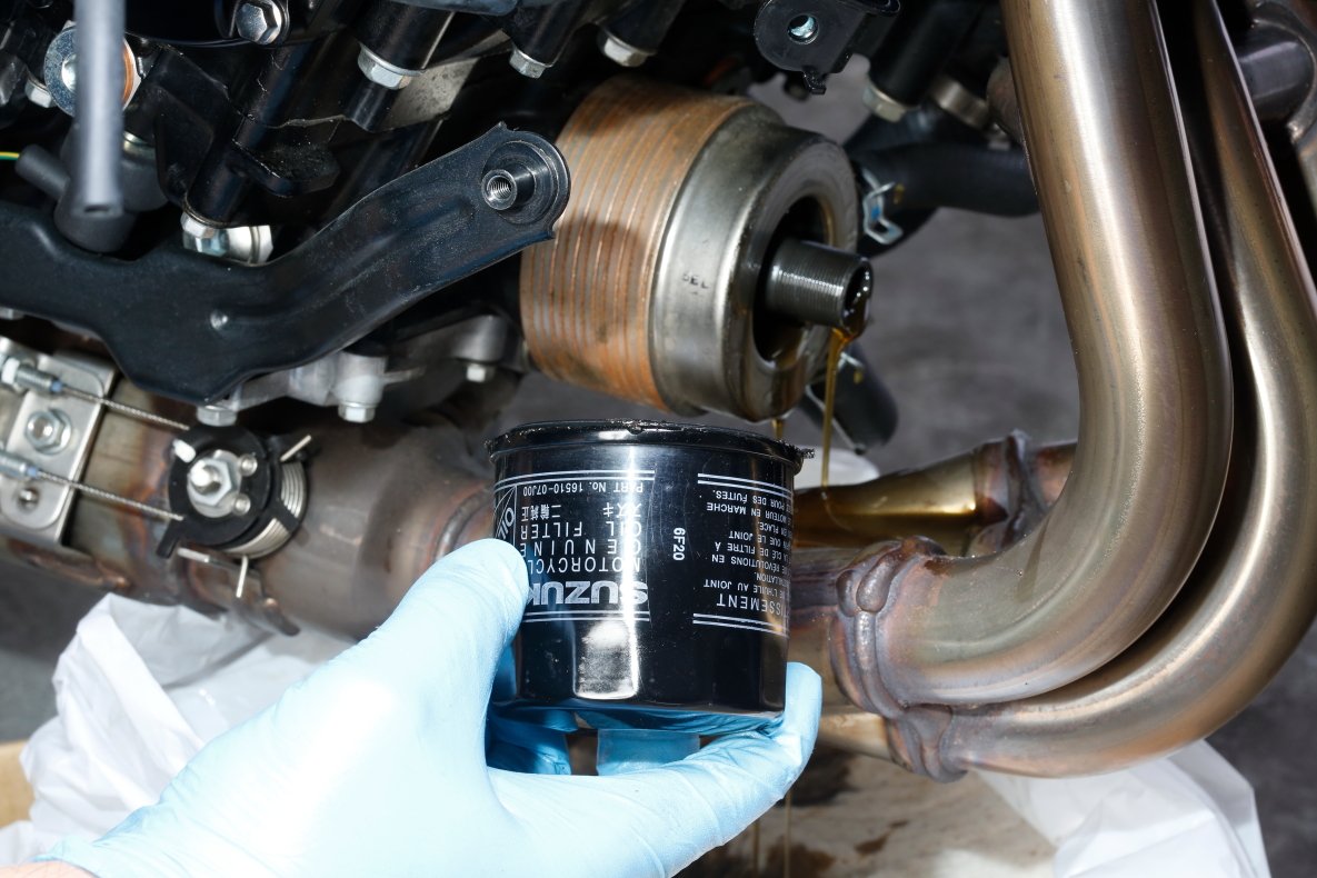 The oil that has accumulated inside from both the engine and the oil filter drips down to the assembly part of exhaust system. Since you have to spray the smeared oil by parts cleaner, please prepare a waste cloth in advance to wipe out the oil from the exhaust system.